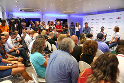 (L naar R): James Allen, met Felipe Massa, Williams en Claire Williams, Williams gedeputeerd teambaa