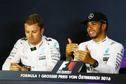 (L nach R): Nico Rosberg, Mercedes AMG F1 und Lewis Hamilton, Mercedes AMG F1 in der FIA Pressekonfe