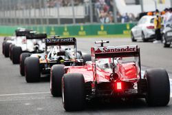 Sebastian Vettel, Ferrari SF16-H, se suma a la cola a la salida del pitlane