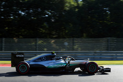 Nico Rosberg, Mercedes AMG F1 W07 Hybrid con la cubierta de la cabina Halo