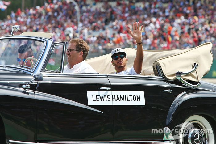 Lewis Hamilton en el desfile de pilotos