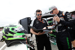 Startaufstellung: Nico Hülkenberg, Sahara Force India F1, mit Ingenieur Bradley Joyce, Sahara Force