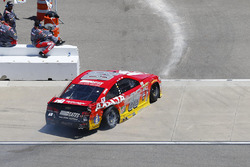Dale Earnhardt Jr., Hendrick Motorsports Chevrolet se dirige al garaje después de un naufragio