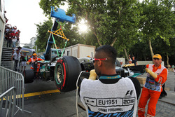 The Mercedes AMG F1 W07 Hybrid Льюїса Хемілтона, Mercedes AMG F1 піднімаєть краном після аварії в кв