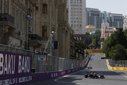 Fernando Alonso, McLaren MP4-31 y Jenson Button, McLaren MP4-31