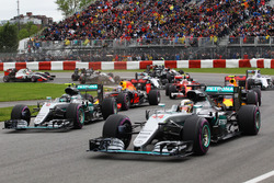 Льюис Хэмилтон, Mercedes AMG F1 W07 Hybrid и Нико Росберг, Mercedes AMG F1 W07 Hybrid на старте гонк