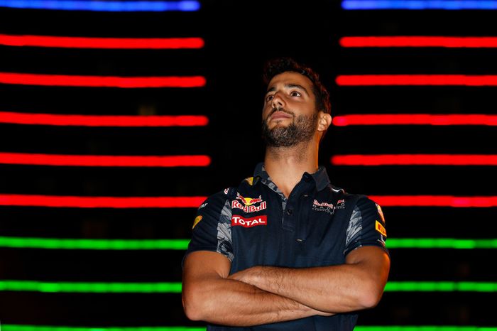 Daniel Ricciardo ainda está a espera de algum companheiro de equipe que largue à sua frente. Tanto Kvyat quanto Verstappen não conseguiram bater o australiano