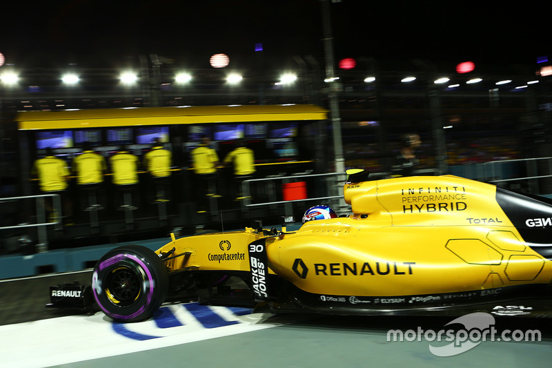 Jolyon Palmer, Renault Sport F1 Team RS16 leaves the pits