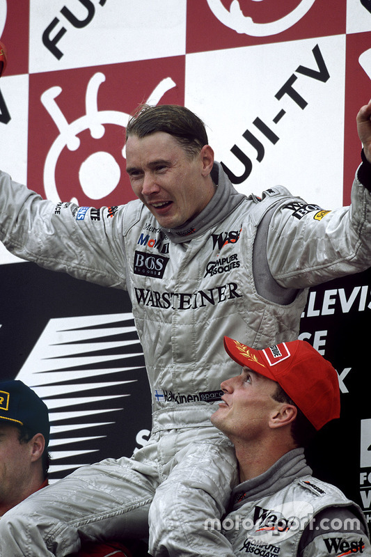 <a href="https://ua.motorsport.com/f1/news/galereya-yak-m-ka-khakk-nen-zdobuv-sv-j-pershij-titul-845809/" target="_blank">1998</a>. Подіум: 1. Міка Хаккінен,, McLaren-Mercedes. 2. Едді Ірвайн, Ferrari. 3. Девід Култхард, McLaren-Mercedes