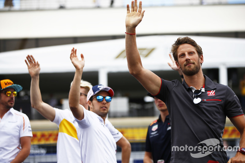 Fernando Alonso, McLaren, Nico Hulkenberg, Renault Sport F1 Team, Sergio Perez, Force India, Max Verstappen, Red Bull Racing, and Romain Grosjean, Haas F1 Team, wave to the crowds