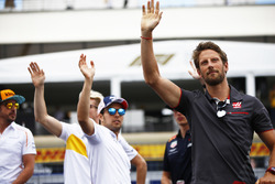 Fernando Alonso, McLaren, Nico Hulkenberg, Renault Sport F1 Team, Sergio Perez, Force India, Max Verstappen, Red Bull Racing, and Romain Grosjean, Haas F1 Team, wave to the crowds