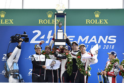 Overall podium: winnaars Sébastien Buemi, Kazuki Nakajima, Fernando Alonso, Toyota Gazoo Racing