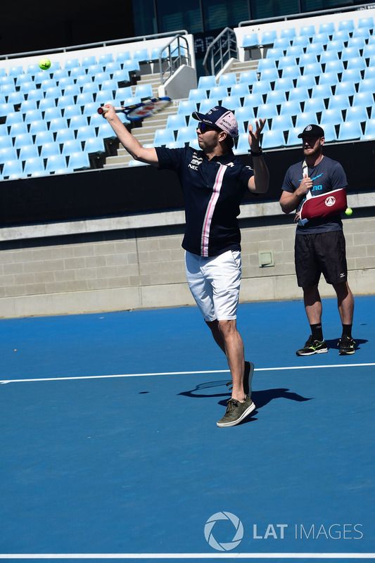 Sergio Perez, Force India juega al tenis en Melbourne Park