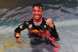 Le vainqueur Daniel Ricciardo, Red Bull Racing fête sa victoire à la piscine
