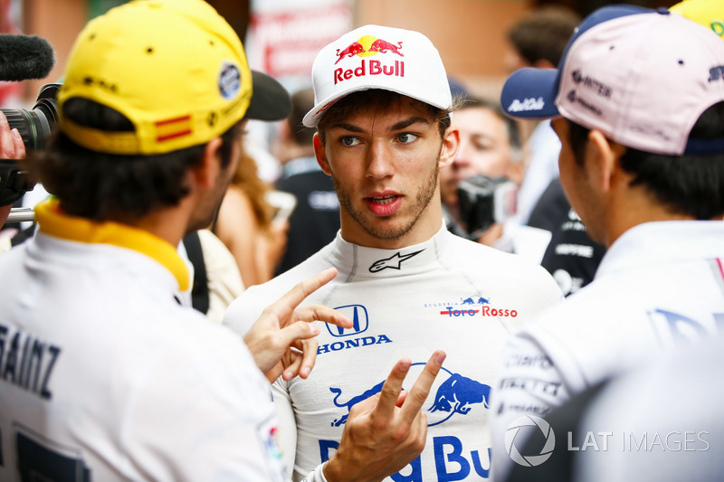 Pierre Gasly, Toro Rosso, talks with Carlos Sainz Jr., Renault Sport F1 Team, and Sergio Perez, Force India