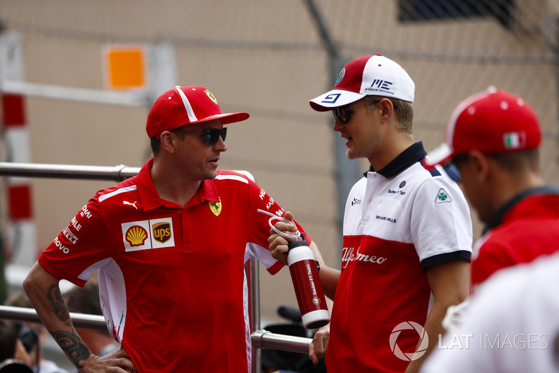 Kimi Raikkonen, Ferrari, et Marcus Ericsson, Sauber