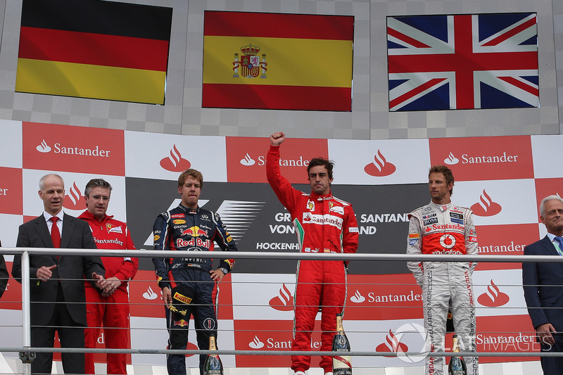 Podium : Pat Fry, Ferrari, Sebastian Vettel, Red Bull Racing, Fernando Alonso, Ferrari, et Jenson Button, McLaren