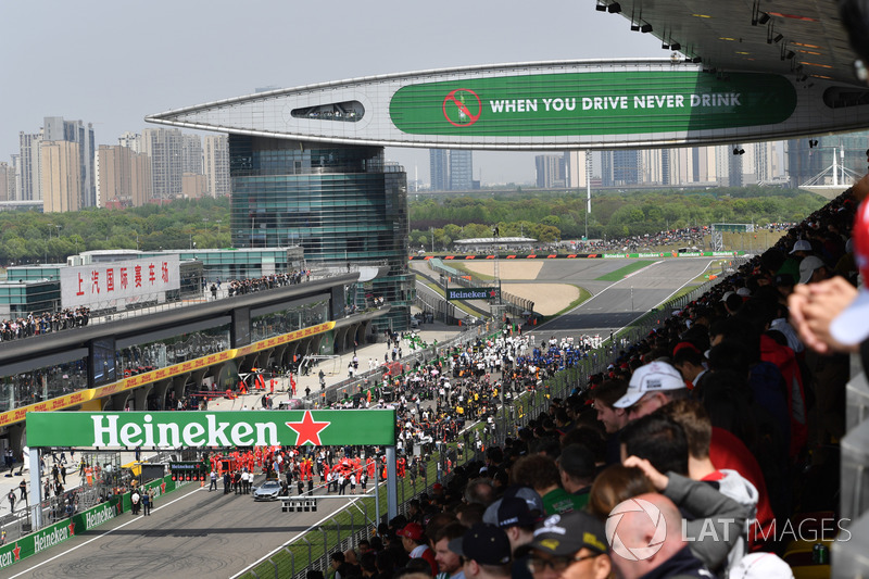 Pre-race activities on the grid