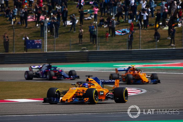 Fernando Alonso, McLaren MCL33 Renault, Stoffel Vandoorne, McLaren MCL33 Renault, y Brendon Hartley, Toro Rosso STR13 Honda