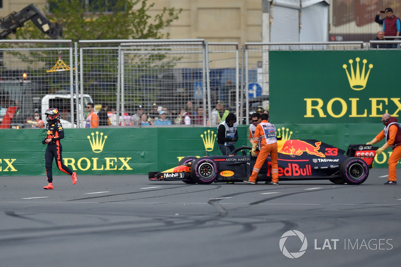 El coche accidentado de Max Verstappen, Red Bull Racing RB14