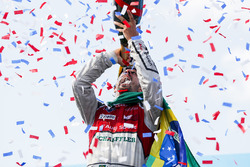 Lucas di Grassi, Audi Sport ABT Schaeffler, sur le podium après la course