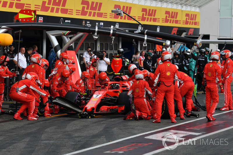 Kimi Raikkonen, Ferrari SF71H, pit stop