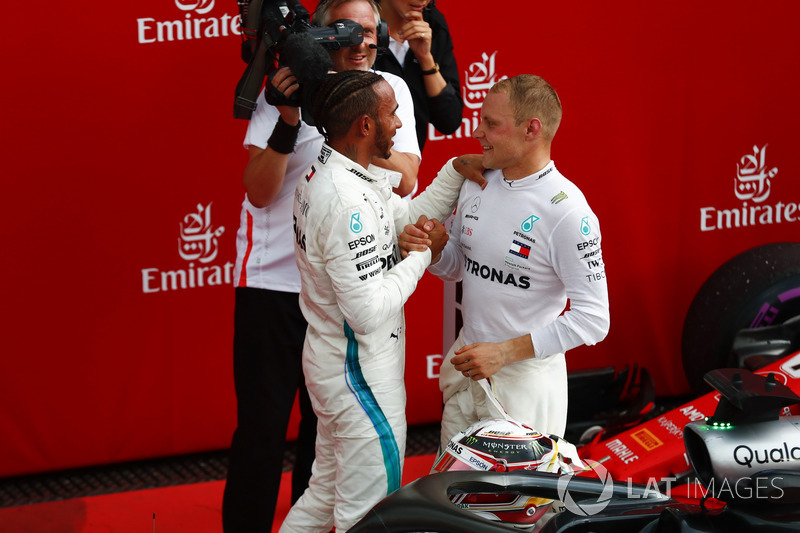 Lewis Hamilton, Mercedes AMG F1, es felicitado por Valtteri Bottas, Mercedes AMG F1