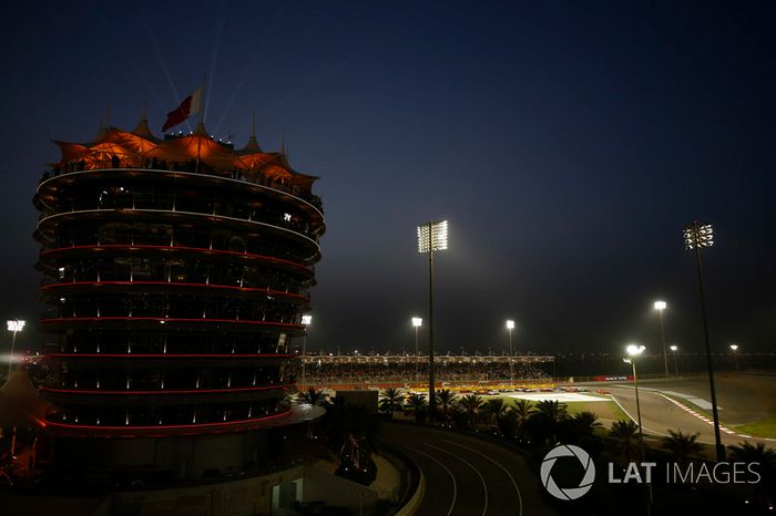 Sebastian Vettel, Ferrari SF71H, Valtteri Bottas, Mercedes AMG F1 W09, Kimi Raikkonen, Ferrari SF71H, y el resto del del grupo al comienzo de la carrera