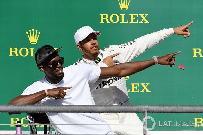 Podio: ganador de la carrera  Lewis Hamilton, Mercedes AMG F1 con Usain Bolt