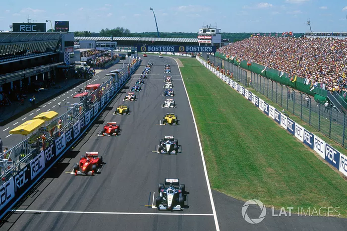 Para Schumacher, la carrera no comenzó bien desde el principio siendo superado por Coulthard e Irvine.