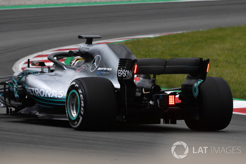 Lewis Hamilton, Mercedes-AMG F1 W09 met lichten op de achtervleugel