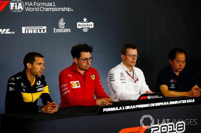 Remi Taffin, Director de Operaciones, Renault Sport F1, Mattia Binotto, Director Técnico, Ferrari, Andy Cowell, Director Ejecutivo, HPP, Mercedes AMG, y Toyoharu Tanabe, Director Técnico de F1, Honda en la Conferencia de Prensa de los Directores de Equipo