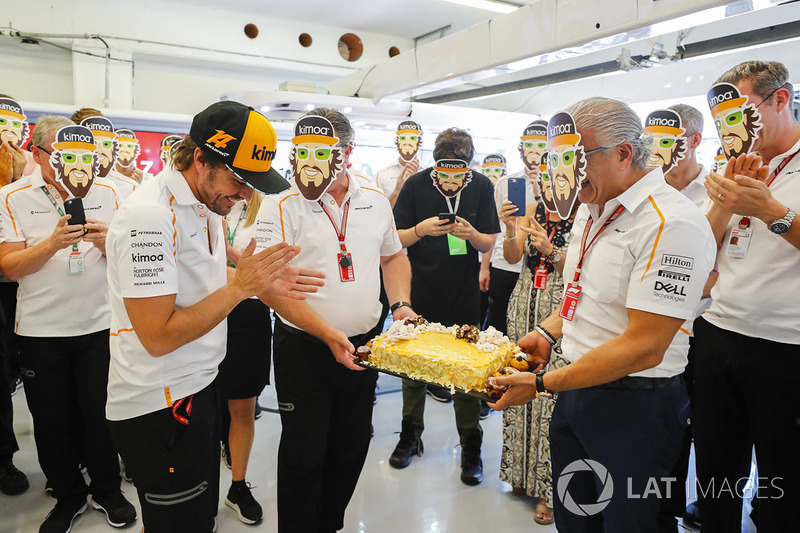Fernando Alonso, McLaren, recibe una tata de cumpleaños por parte de su equipo