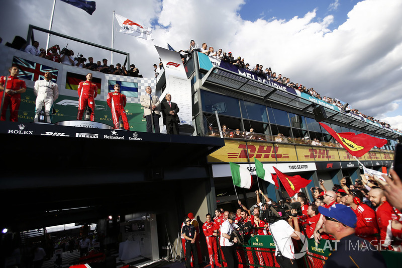 Lewis Hamilton, Mercedes-AMG F1, Sebastian Vettel, Ferrari y Kimi Raikkonen, Ferrari en el podio