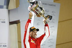 Sebastian Vettel, Ferrari, vainqueur, soulève le trophée sur le podium