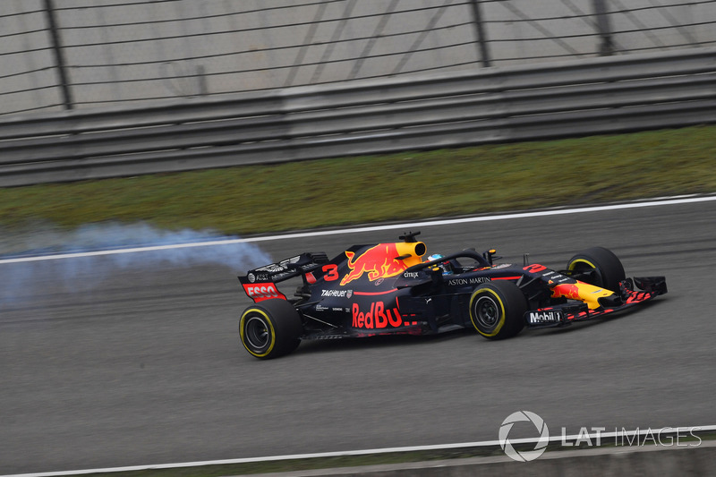 Daniel Ricciardo, Red Bull Racing RB14 with smoke in FP3