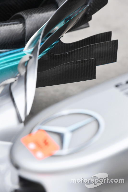 Mercedes W08: Frontflügel