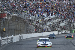 Kevin Harvick, Stewart-Haas Racing Ford prende la bandiera a scacchi