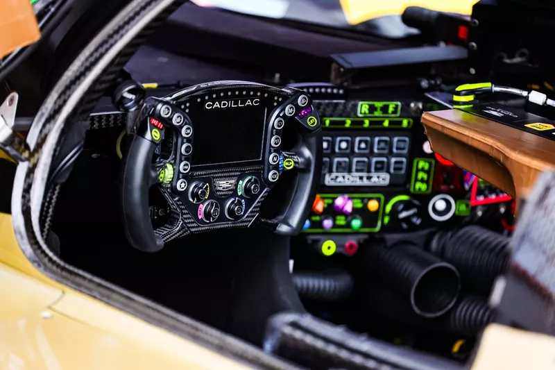 Volant de la Cadillac V-Series.R n° 38 de l'équipe Hertz Team Jota