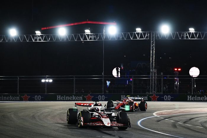 Lewis Hamilton, Ferrari, Esteban Ocon, Haas F1 Team