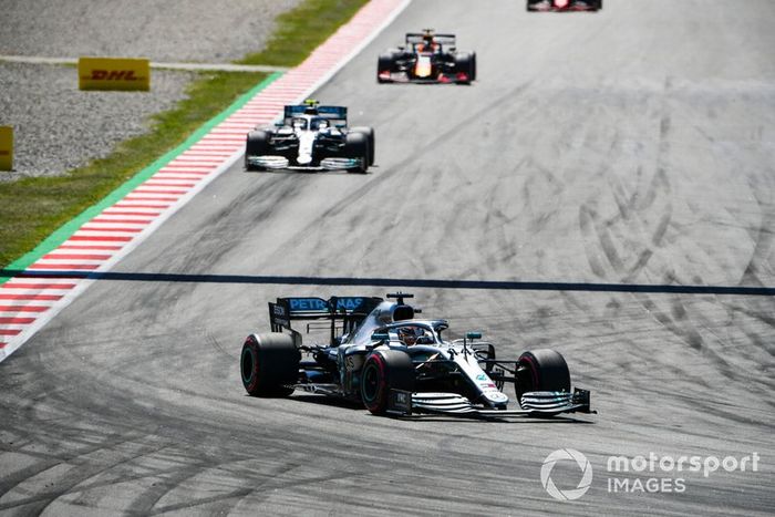 Lewis Hamilton, Mercedes AMG F1 W10, Valtteri Bottas, Mercedes AMG W10, y Max Verstappen, Red Bull Racing RB15