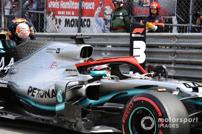 Lewis Hamilton, Mercedes AMG F1 W10, llega a la parrilla después de haber asegurado la pole