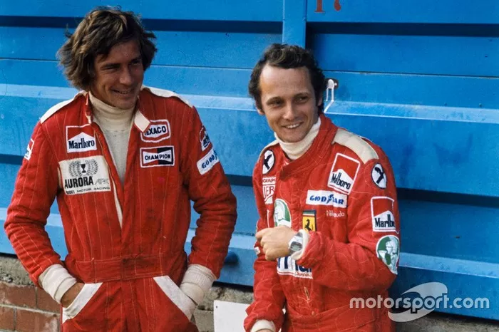 Rush: A obra cinematográfica de Ron Howard da temporada de F1 de 1976 vale a pena assistir, tanto para os fãs da F1 quanto para os que não são fãs. Rush capta perfeitamente a intensidade da batalha entre James Hunt e Niki Lauda pelo título, sem medo de mergulhar na pura brutalidade da recuperação de Lauda após seu acidente de Nurburgring. 