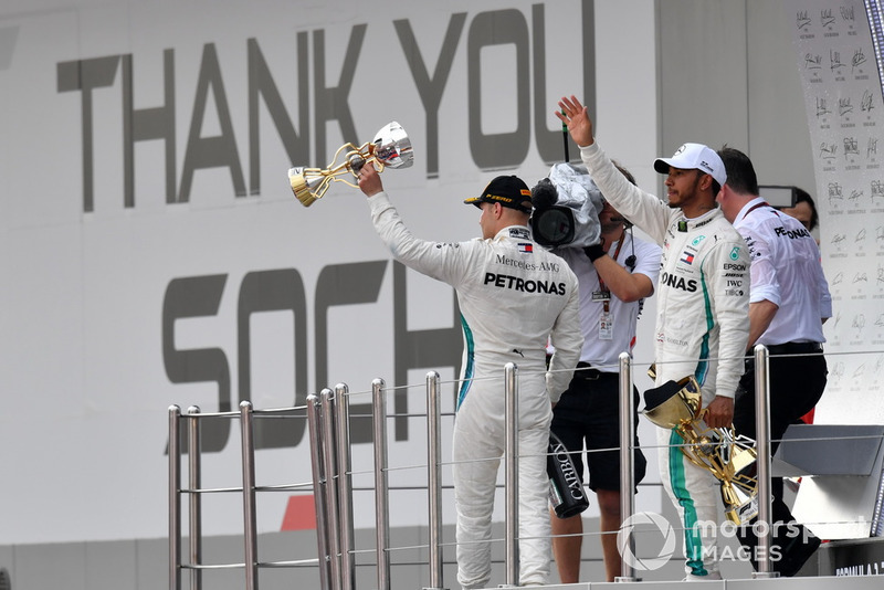 Il secondo classificato Valtteri Bottas, Mercedes AMG F1 e il vincitore della gara Lewis Hamilton, Mercedes AMG F1, festeggiano sul podio