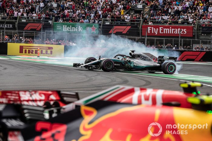 Lewis Hamilton, Mercedes-AMG F1 W09 EQ Power+ celebra con donas