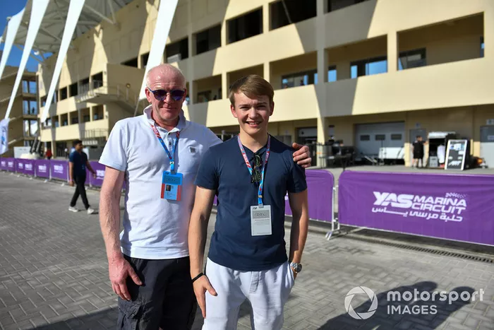Billy Monger con su padre Bobby Monger