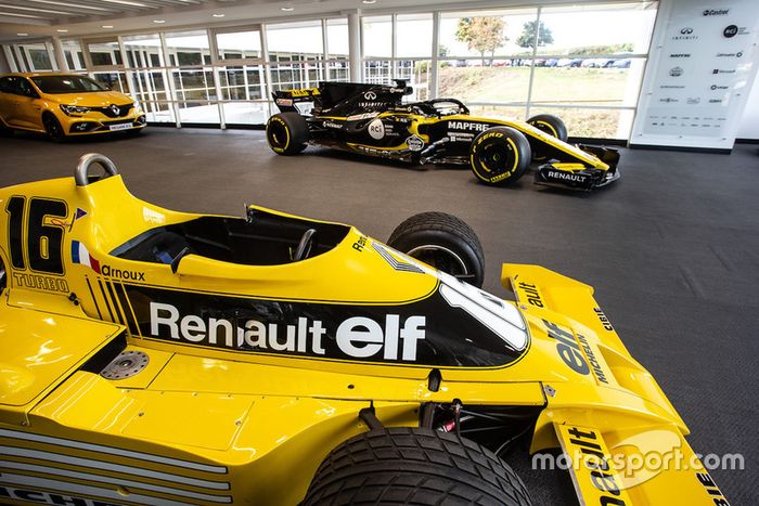 Sala de exhibición Renault RS 01 y Renault R.S. 18