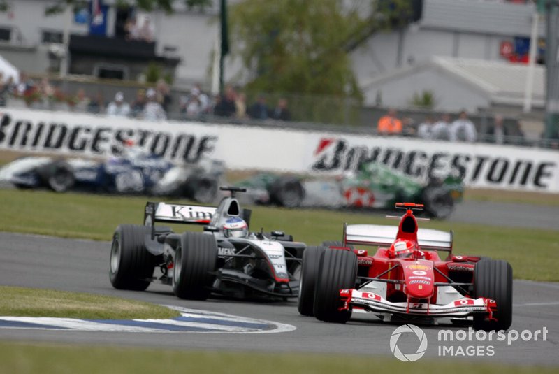 Michael Schumacher, Ferrari F2004, devant Kimi Raikkonen, McLaren Mercedes MP4/19B