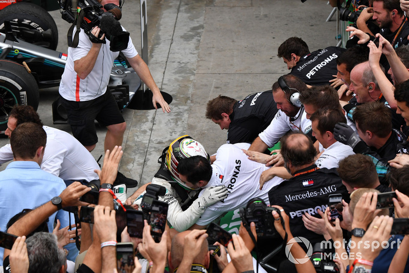 Lewis Hamilton, Mercedes AMG F1 fait tomber des barrières en fêtant sa victoire avec son équipe