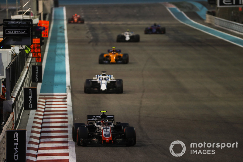 Kevin Magnussen, Haas F1 Team VF-18, precede Lance Stroll, Williams FW41, e Stoffel Vandoorne, McLaren MCL33